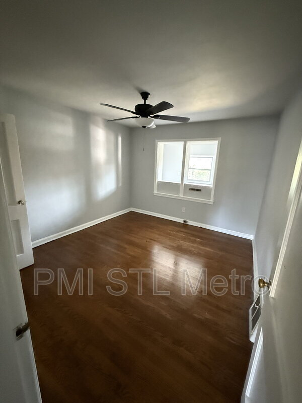 Foto del edificio - 4952-4956 Oleatha Avenue