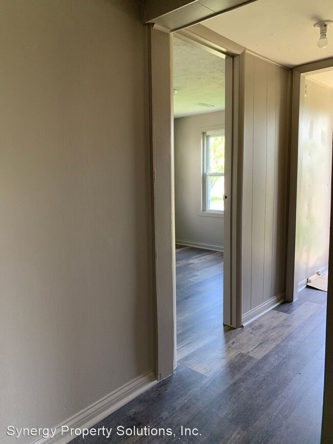 Building Photo - 2 br, 1 bath House - Country Club Dr 1137 ...