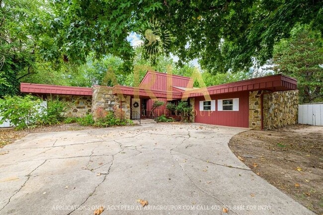 Building Photo - Unique 3 bed/2 bath Property with HUGE Bon...