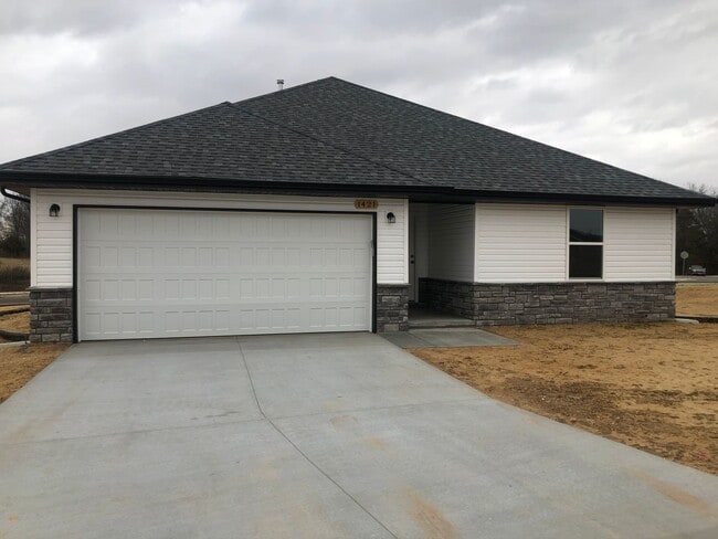 Building Photo - Make this  beautiful modern home yours!! HOA paid!