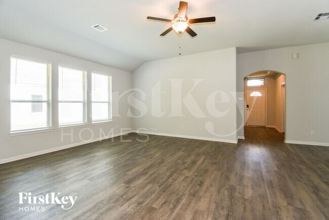 Foto del edificio - 131 Lk Wy Cir