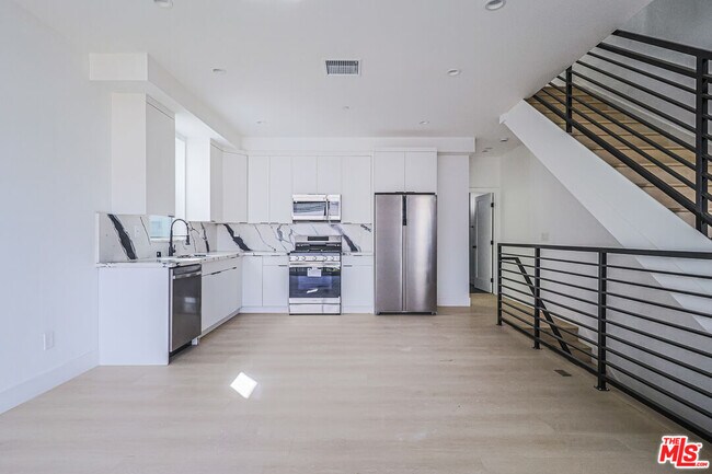 Foto del edificio - 11816 Gilmore St