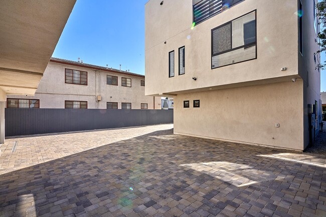 Building Photo - 4507 Lomita St