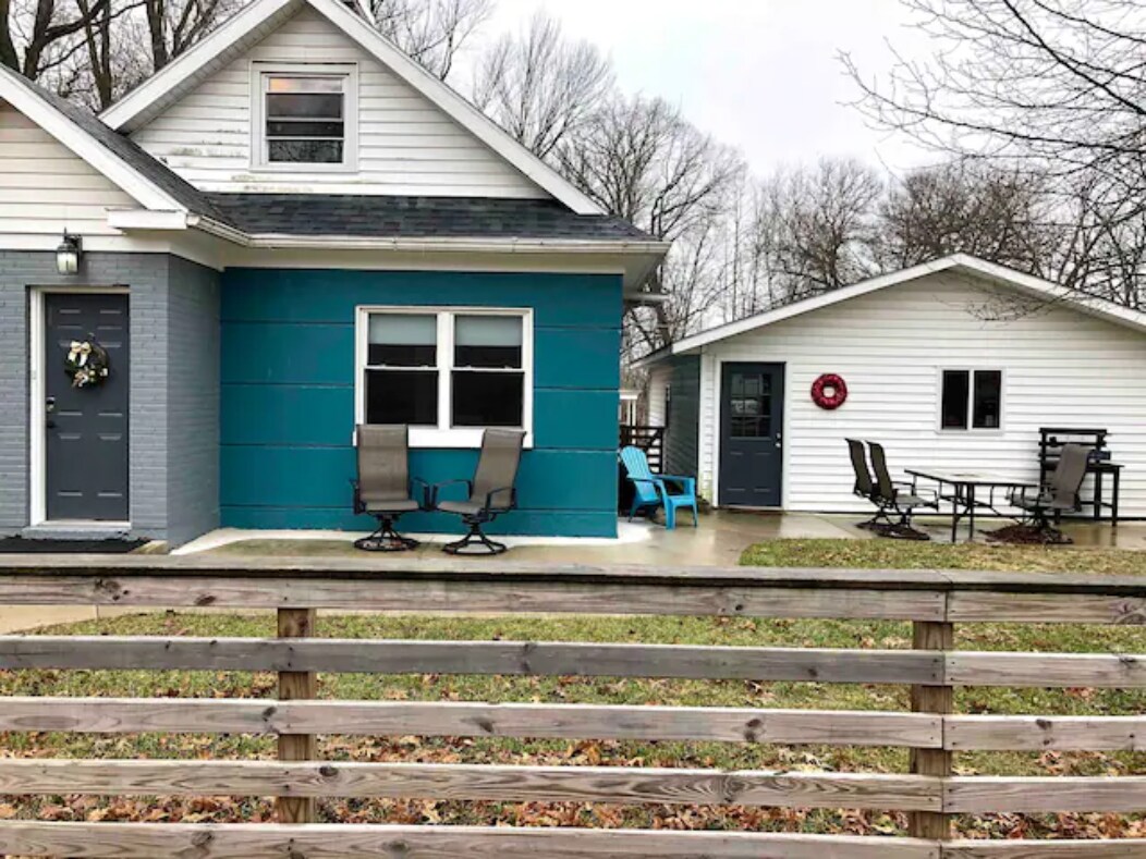 Detached Cottage with Garage - 204 Pope St