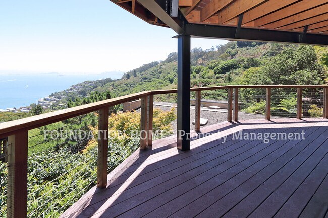 Building Photo - Spectacular home with sweeping views - FOU...