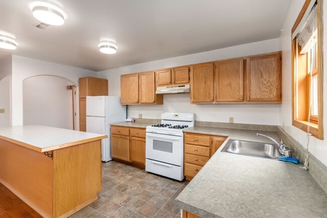 Photo - 2037 Clinton Ave Apartment