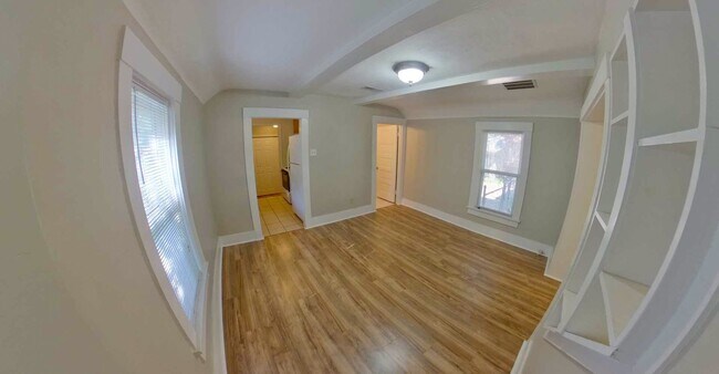 Foto del edificio - 3D Tour Available - Newer Flooring + Large Fenced-in Yard! Available July 3rd!