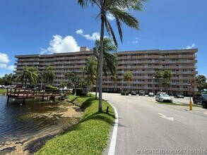 Building Photo - 250 Jacaranda Dr