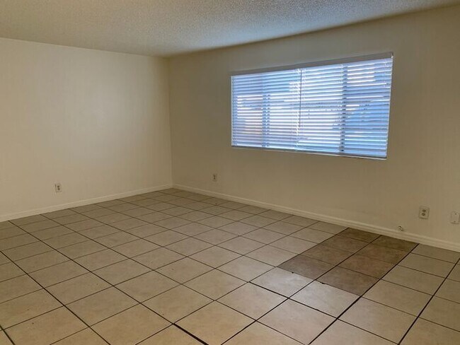 Building Photo - 524 S Encina St