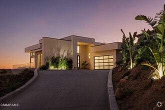 Building Photo - 697 Via Cielito