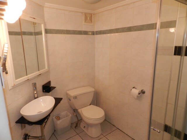 Baño - 108 E 31st St