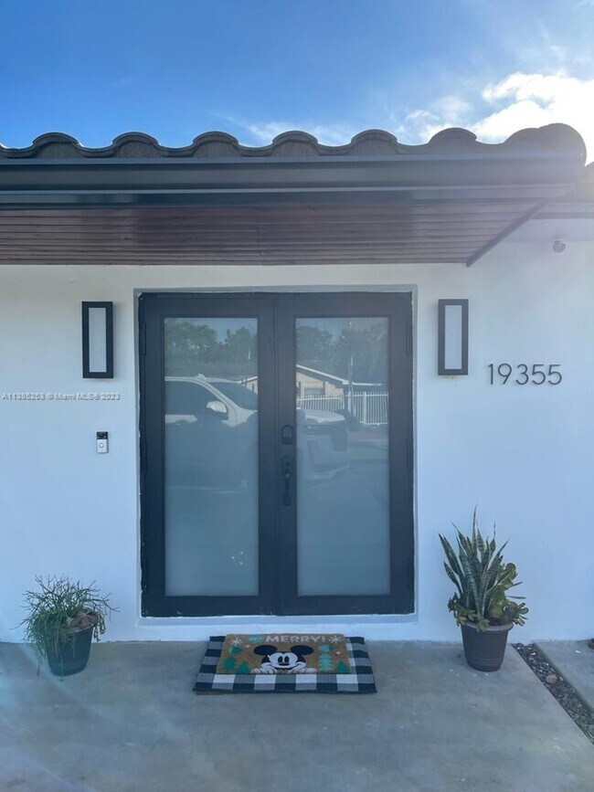 Building Photo - 19355 SW 127th Ct Miami, FL