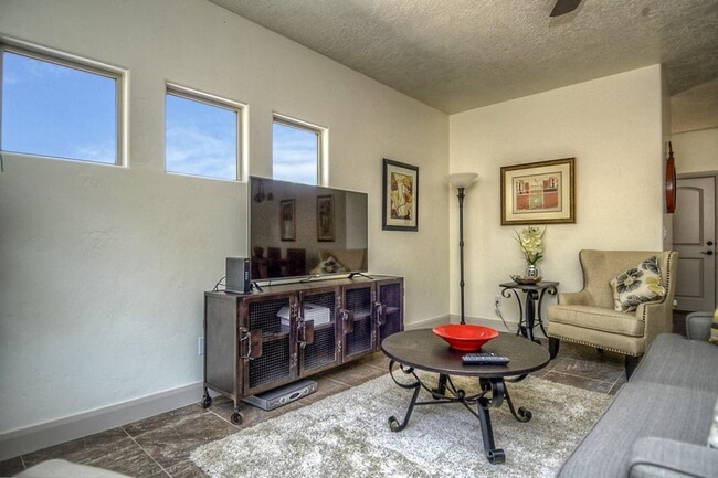 Building Photo - Creekside Townhome!