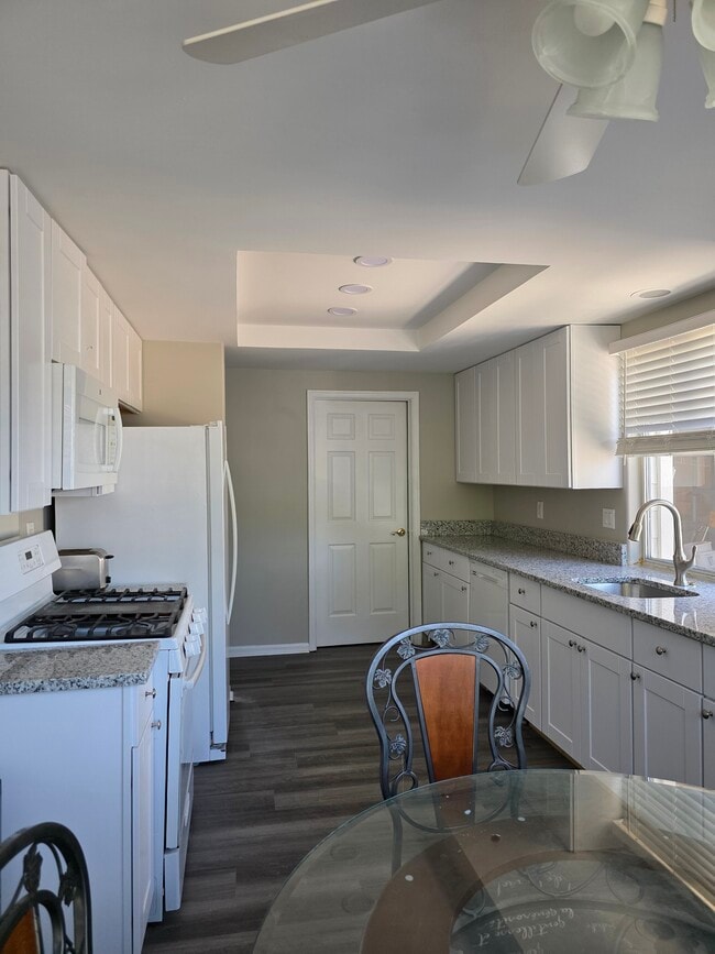 Building Photo - 974 A Thornbury Ln