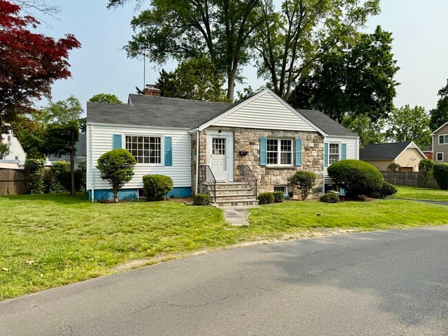 Building Photo - 14 Hedge Dr
