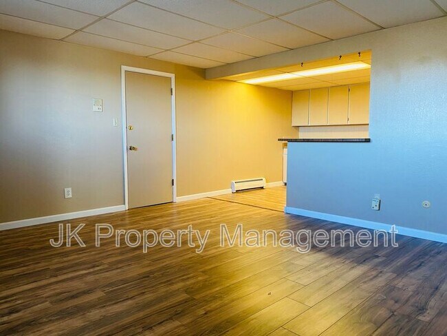Building Photo - 1401-142B 2b St S