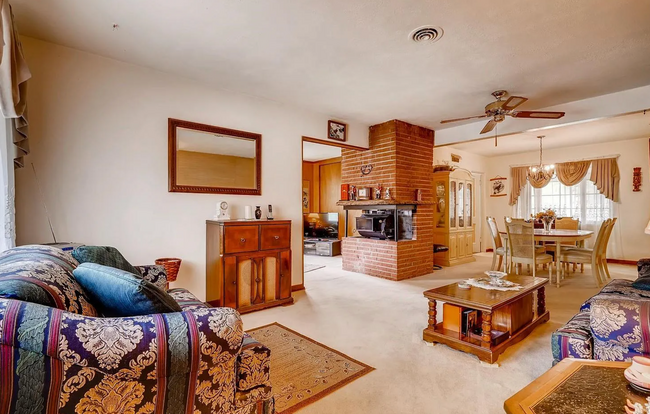 Building Photo - 3 bedroom / 2 bathroom house with large ba...