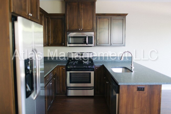 Building Photo - Wilsonville Greens Luxury Townhomes Unit 3
