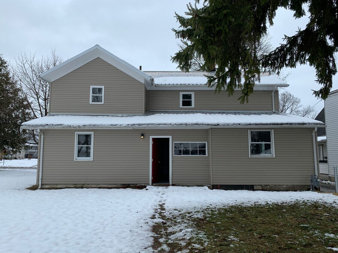 Primary Photo - Nice home with Space to grow your Family!