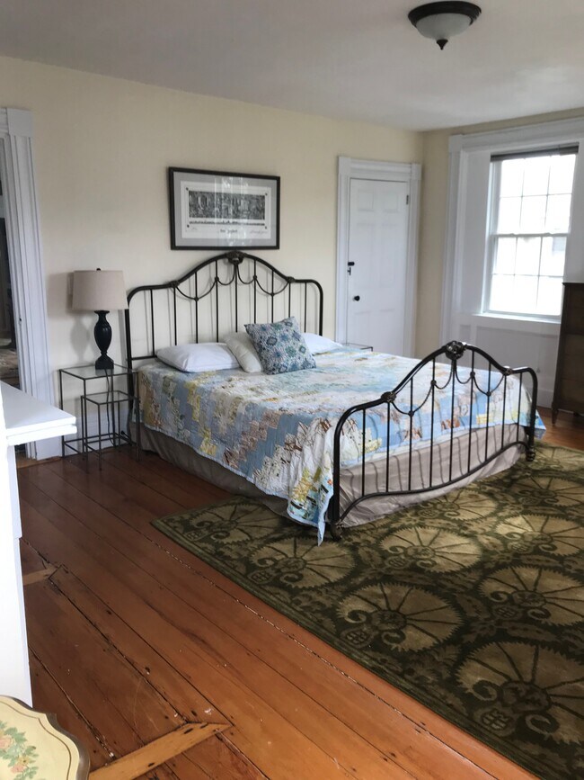 king bed in master - 160 High St