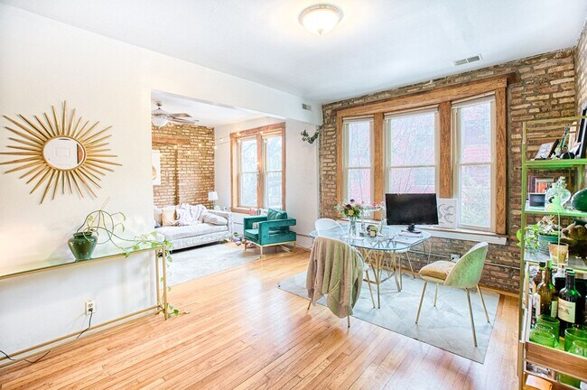 Foto del edificio - UK Village Huge and Sunny 1 Bedroom- Laundry- Deck & Shared Side Yard. Free FAST Internet Included.