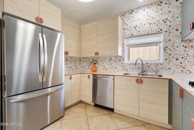 Foto del edificio - 930 E Whitton Ave