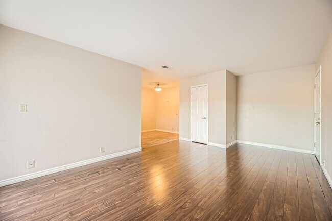 Building Photo - BEAUTIFUL 1 Bedroom 1 Bathroom Apartment i...