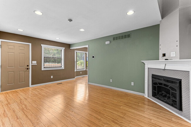 Building Photo - 1891 Vine Way Dr