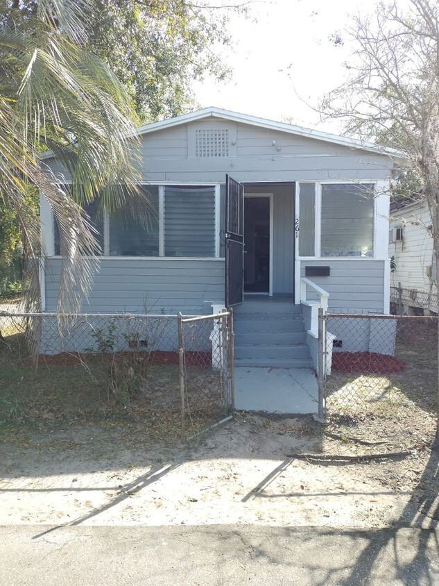 Foto principal - 3/1 Single Family Home Available now! 32204