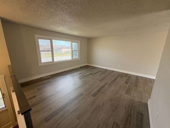 Foto del edificio - Spacious 5 bedroom 2 bathroom house on the west end!