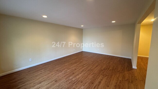 Foto del edificio - Spacious, Open-Concept 3 Bedroom West Linn Home