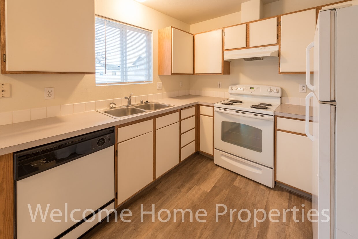 Primary Photo - Great 2 bedroom apartment with all-new carpet