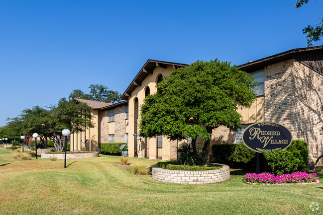 Letrero tipo monumento - Redbird Village Apartments