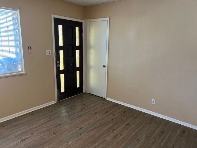 Building Photo - 709 Hause Ave