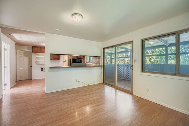 Foto del edificio - Spacious 1bed/1bath Unit with Garage Parking!