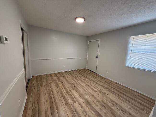 Foto del edificio - 8136 Troost Ave