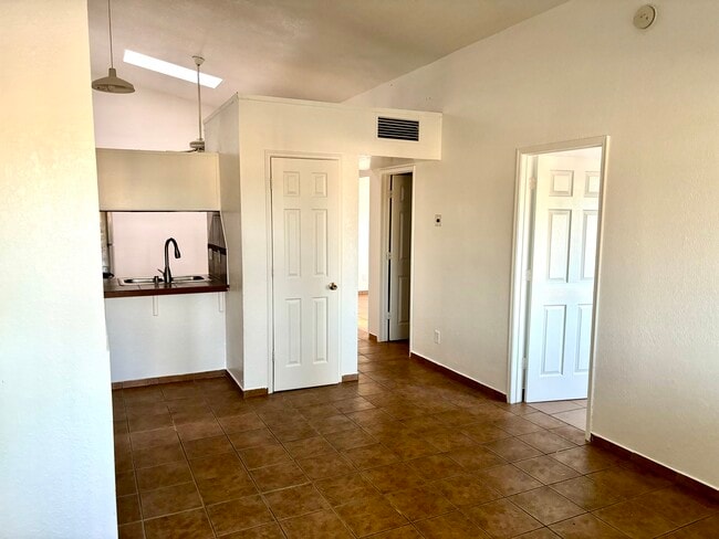 Building Photo - 411 E Thoroughbred St