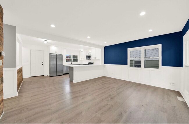 Foto de una sala de estar vacía - 716 NW Holcomb Dr