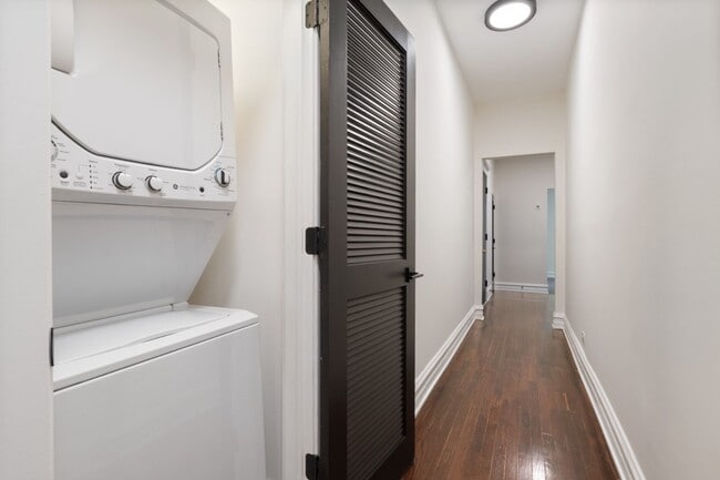 Foto del edificio - Renovated 3 bedroom in the heart of Logan Square - July 1st