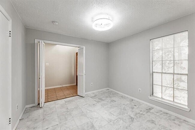 Foto del edificio - 3411 Stillwater Ln
