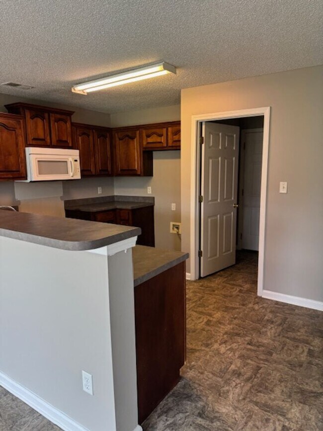 Building Photo - Renovated 4 Bedroom 2 Bath Home with Upsta...