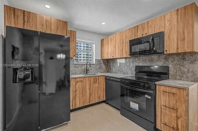 Building Photo - 5555 Collins Ave