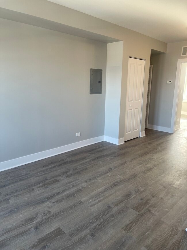 Building Photo - 722 N Austin Blvd