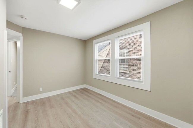 Foto del edificio - 1217 N Harding Ave