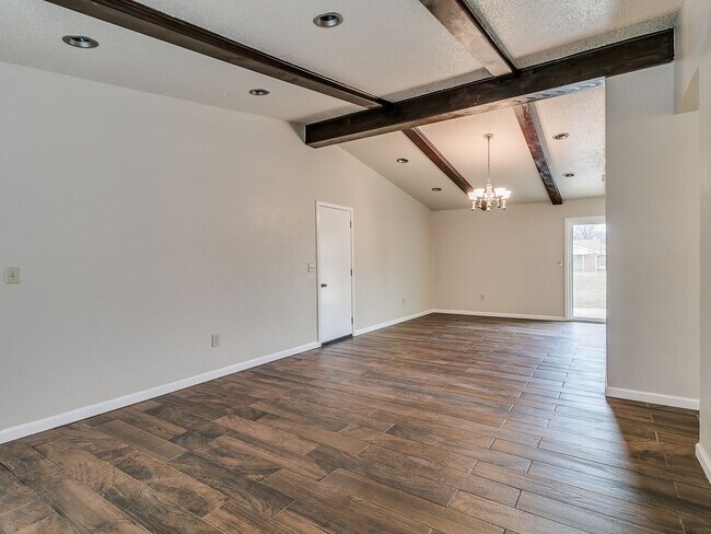Foto del edificio - 3 Bed/1.5 Bath home with LARGE FENCED YARD...