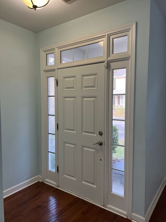 Building Photo - Wonderful townhome w/ garage in Wellstone