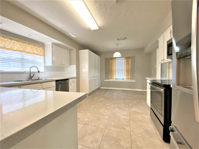 Foto del edificio - 12303 Longfellow Dr