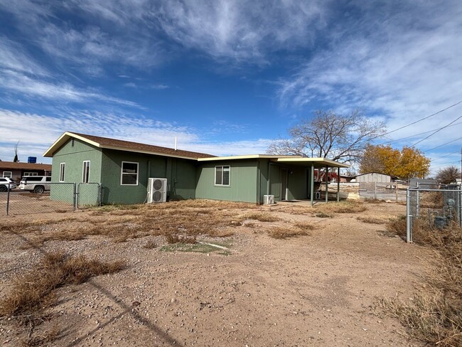 Building Photo - Spacious 5 bedroom home on a corner lot