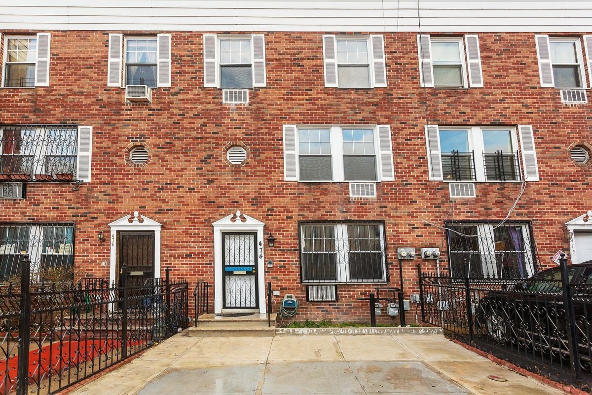 Building Photo - Full sized room for rent including utilities