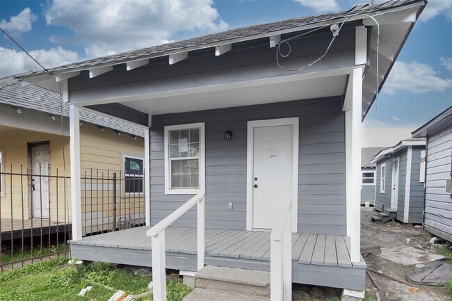 Building Photo - 1321 Bayou St